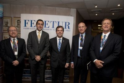 Eugenio Yunis, Vicepresidente FEDETUR; Daniel Pardo, Subsecretario de Turismo; F&eacute;lix de Vicente, Ministro de Econom&iacute;a, Fomento y Turismo y los expositores  Tom Buncle (Reino Unido) y Gustavo Koniszczer (Argentina