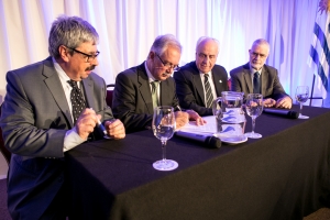 Firman la declaraci&oacute;n los ministros Rossi y Men&eacute;ndez, flanqueados por los subsecretarios de RREE y Turismo, Bergam&iacute;n y Liberoff