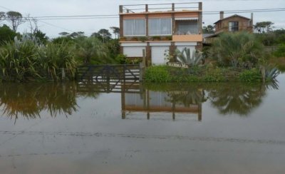 El temporal dio otro duro golpe al turismo; hay cerca de tres mil evacuados