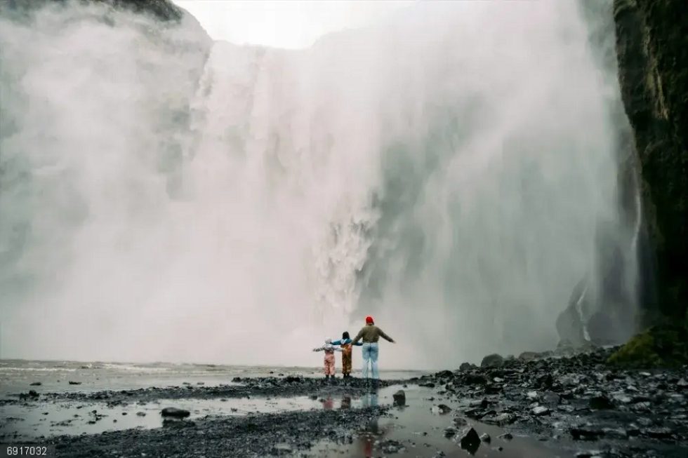 Play impulsa el turismo familiar español en Islandia con seis experiencias únicas
