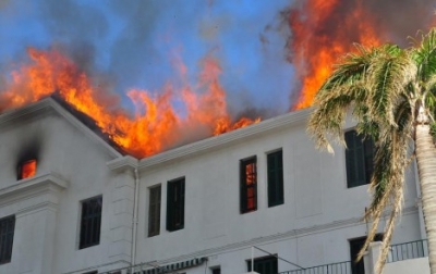 P&eacute;rdidas millonarias en el incendio del edificio Biarritz