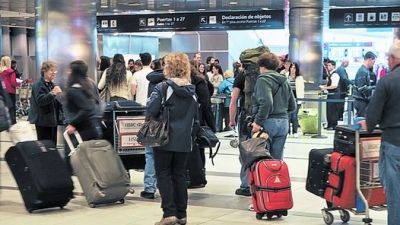 Los viajes al exterior crecieron, pero analizan m&aacute;s restricciones