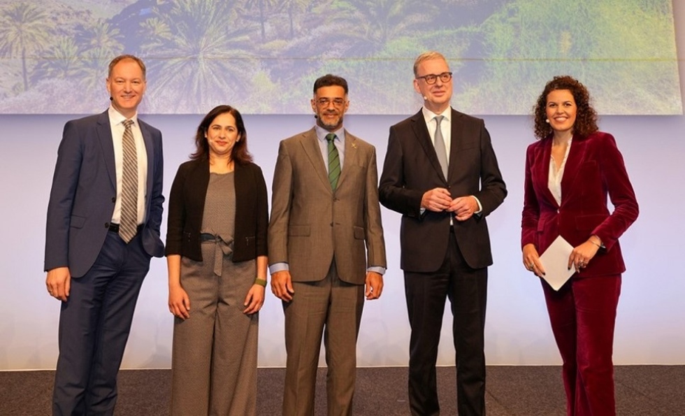 Dr. Mario Tobias (Messe Berlin), Charuta Fadnis (Phocuswright), SE Azzan bin Al Busaidi (Omán), Norbert Fiebig (DRV), Katie Gallus (Moderación)