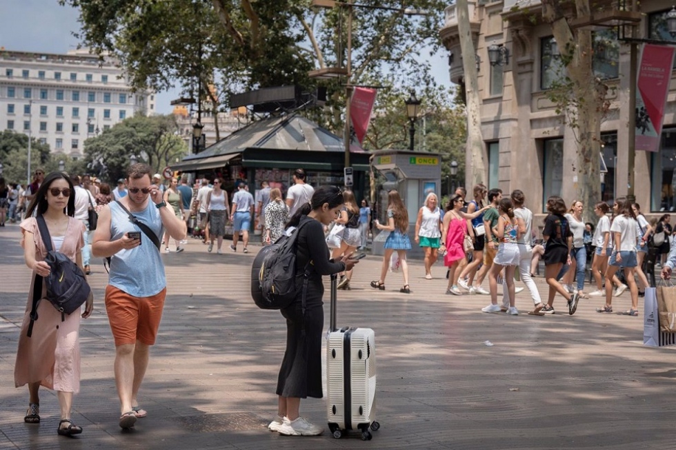 Varias personas pasean por Las Ramblas, a 30 de junio de 2023, en Barcelona, Catalu&ntilde;a (Espa&ntilde;a).