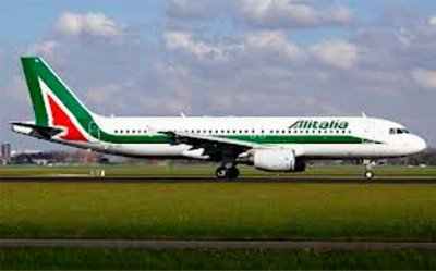 Una aerol&iacute;nea rival califica de &lsquo;ilegal&rsquo; el rescate de Alitalia