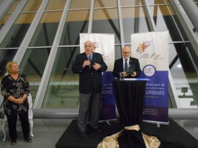 Un momento emotivo en la noche del jueves 22 de marzo en el Aeropuerto Internacional de Carrasco: distinci&oacute;n a Walter Sobrero por sus 25 a&ntilde;os de constante aporte y presencia en la CAMTUR