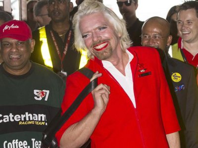 Due&ntilde;o de aerol&iacute;nea Virgin se convierte en azafata