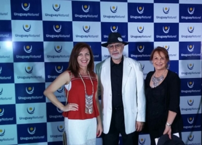 En la foto de Twitter de Patricia Chabot (primera a la izquierda) se puede apreciar en el centro, con particular atuendo al Subsecretario de Turismo Benjam&iacute;n Liberoff