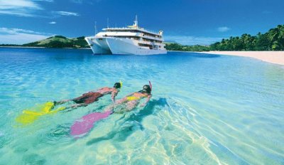 El &quot;Fiji Princess&quot; es un catamarán que realiza excursiones por el archipiélago.
