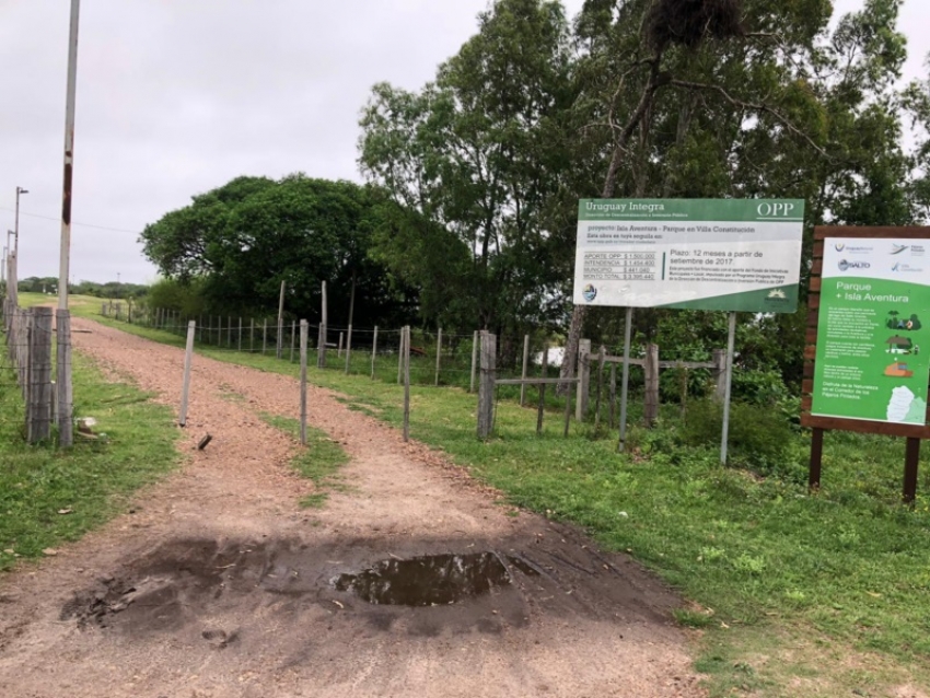Para entrar a Isla Aventura hay que saltar la tranquera. Está cerrada con candado. Obviamente, antes, hay que saltar el charco para no embarrarse