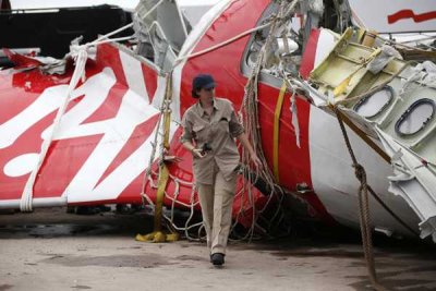 Buzos recuperan una de las cajas negras del siniestrado avi&oacute;n de AirAsia