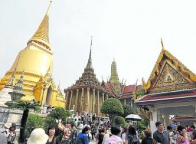 Turistas extranjeros visitan el Templo del Buda de Esmeralda, en el interior del Gran Palacio de Bangkok 