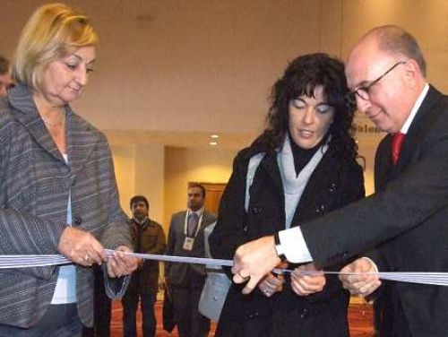 La Intendenta de Maldonado Silvia P&eacute;rez corta la cinta, junto a la Subsecretaria de Turismo y Deporte, Liliam Kechichian y el Asesor de FIEXPO y Presidente de ICCA, Licenciado Arnaldo Nardone.