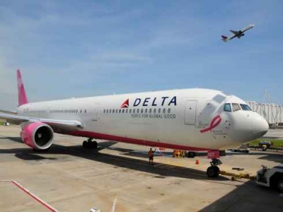 El &ldquo;Avi&oacute;n Rosa&rdquo; de Delta aterriza en Madrid