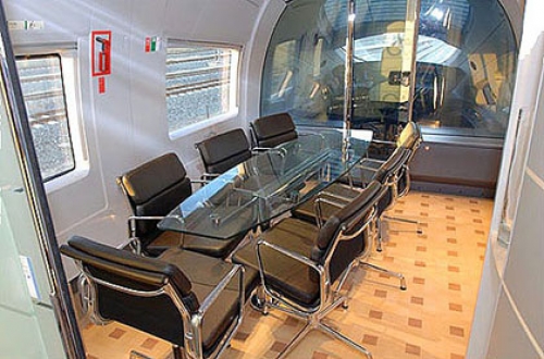 Renfe lanza su "business" en el AVE a Valencia para competir con el avi&oacute;n