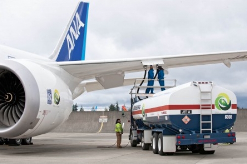 Boeing y ANA celebran el primer vuelo del 787 con biocombustible