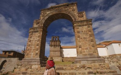 Arco de entrada de la iglesia de La Asunci&oacute;n. Monumentales templos se conservan en Juli 
