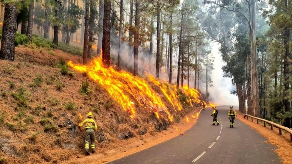 Cortan todos los accesos al Parque Nacional del Teide ante la evoluci&oacute;n del fuego en Tenerife