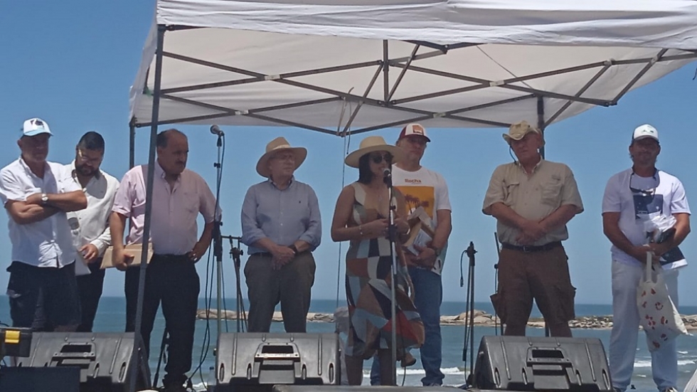 Lanzamiento de temporada en Punta del Diablo, Rocha