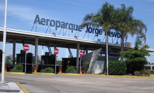 Aeroparque Joge Newbery, tan cercano y tan lejano. Obs&eacute;rvese que en esta foto del sitio oficial, para empezar, cada carril tiene el cartel de contramano ...