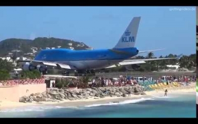 Un Jumbo arrastra a los turistas al agua mientras maniobra