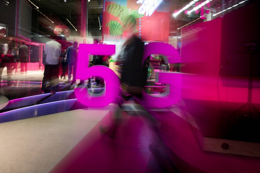 Carteles publicitarios de la tecnolog&iacute;a 5G en el Mobile World Congress 2019 (MWC), en Barcelona. ALBERT GARC&Iacute;A