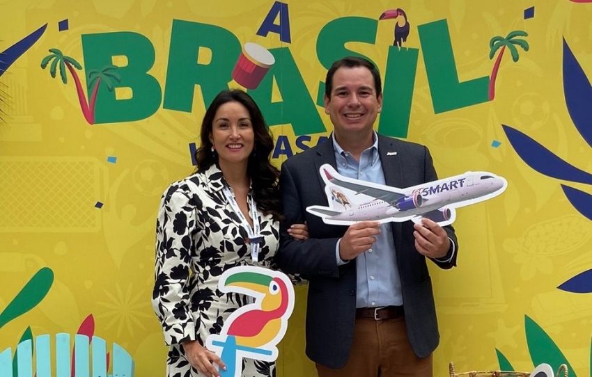 Ver&oacute;nica Marambio, Gerente Comercial de mercados internacionales de JetSMART junto con V&iacute;ctor Mej&iacute;a, Chief Commercial Officer de la l&iacute;nea a&eacute;rea.