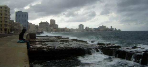 La Habana - El malec&oacute;n, en pleno temporal. (ANA VEGA)
