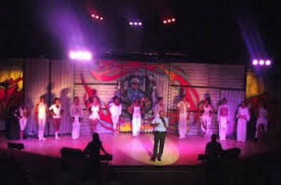 El show se presenta cada noche en el escenario pero quiz&aacute;s sea m&aacute;s completo, m&aacute;s importante, m&aacute;s integral, el que se puede disfrutar a diario, durante las 24 horas y es el que conforman el perfectop balance entre lo edilicio, el paisaje natural y la excelencia del servicio.