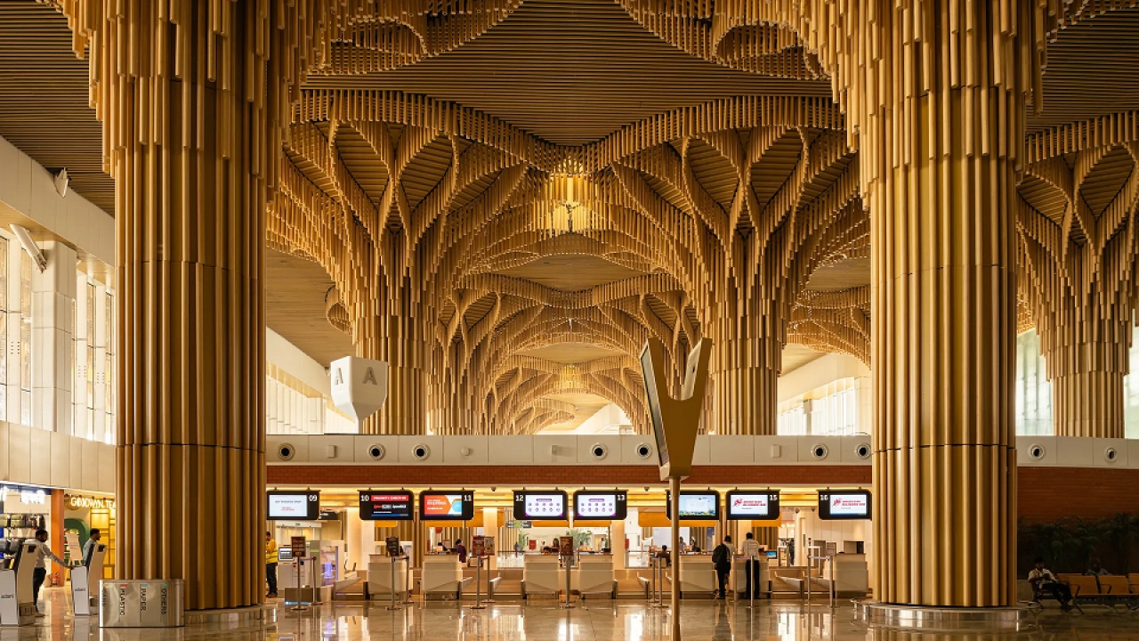 Interior de la terminal 2 del Aeropuerto Internacional Lokapriya Gopinath Bardoloi.