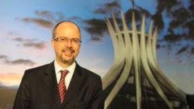 Ministro Barretto celebr&oacute; asociaci&oacute;n entre las aerol&iacute;neas: TAM dividir&aacute; sus acciones para cumplir con ley y acuerdo con LAN