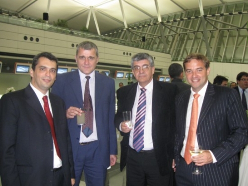 En la inauguraci&oacute;n de la nueva terminal de Carrasco, de izquierda a derecha: Sebasti&aacute;n Hirsch, Alejandro Butler, Sergio Antonio Herrera y Arturo Alvarez Demalde