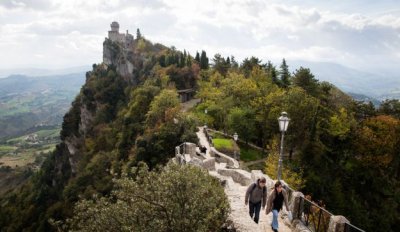 Emplazada en los Apeninos y rodeada por Italia, la pequeña capital de la diminuta nación es un remanso medieval único.