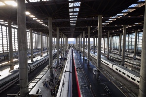 Dos trenes de Iryo en la estación de Almudena Grandes-Atocha Cercanías, a 5 de abril de 2023, en Madrid (España).