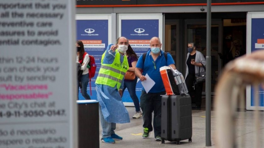 Argentina: extender&iacute;an cierre de Ezeiza a vuelos internacionales, provincias suman restricciones