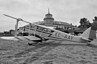 Una imagen de otro tiempo: un Dragon Rapid de Iberia operando en Cuatro Vientos. Pero la foto es actual el avi&oacute;n est&aacute; abanderado en la Fundaci&oacute;n Infante de Orleans y el antiguo edificio del aer&oacute;dromo sigue en uso 