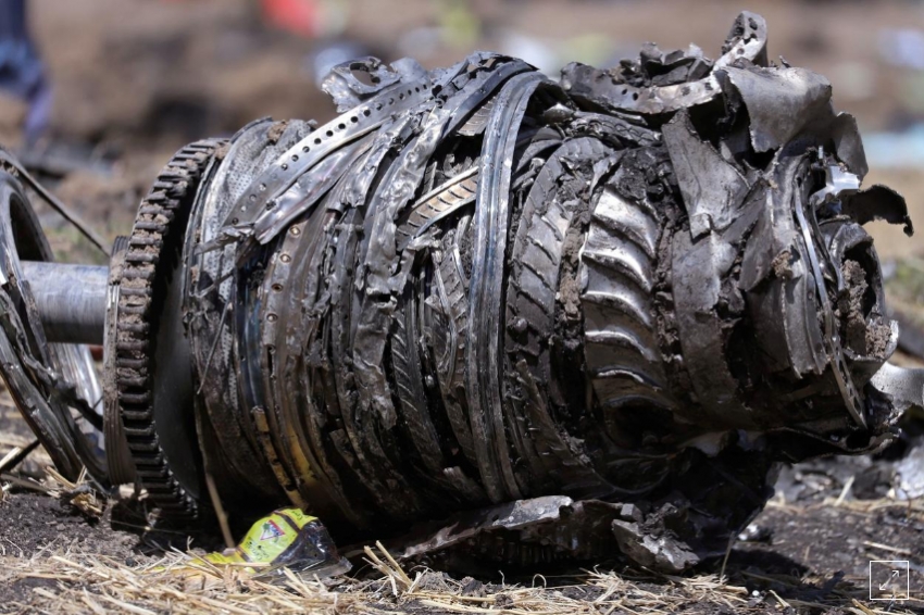 FOTO DE ARCHIVO: Las piezas del motor del avi&oacute;n se ven en la escena del accidente a&eacute;reo del vuelo ET 302 de Ethiopian Airlines, cerca de la ciudad de Bishoftu, al sureste de Addis Abeba, Etiop&iacute;a, 11 de marzo de 2019. REUTERS / Tiksa Negeri / Foto de archivo