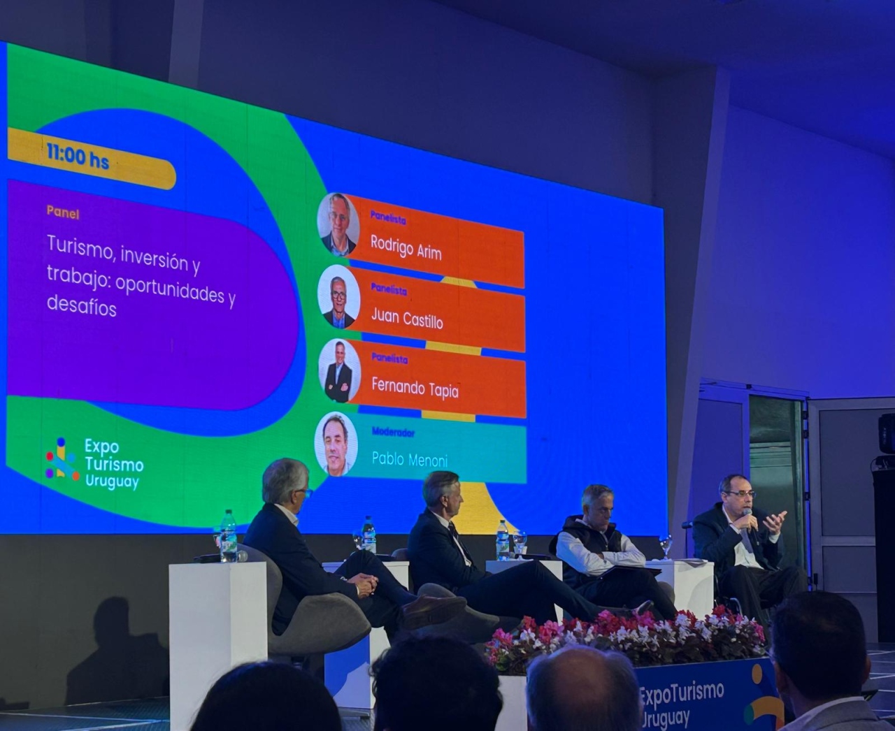 "La mesa" principal de la inaugurac&oacute;n d ela 1a. edici&oacute;n de Expoturismo: tres integrantes del Poder Ejecutivo y un empresario