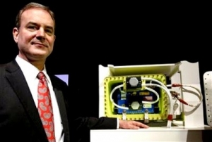 El VP de Boeing Comercial e ingeniero jefe de proyecto 787, Mike Sinnett, cuando mostró en Japón, a mediados de marzo, las mejoras realizadas al sistema de baterías del B787.