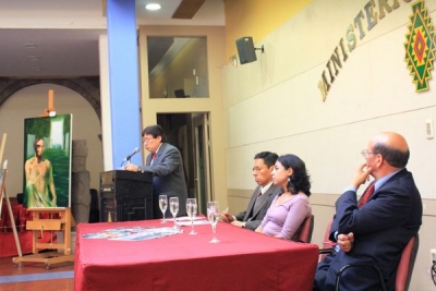 Walter Goyzueta, Director de Expedici&oacute;n Bolivia se dirige al audit&oacute;rium. Sentados Oswaldo Salcedo, editor de EB, Jazmin Antonio, Representante del Viceministerio de Turismo, Ministerio de Culturas y Jorge Amonzabel, Presidente del CIPTURBOL 