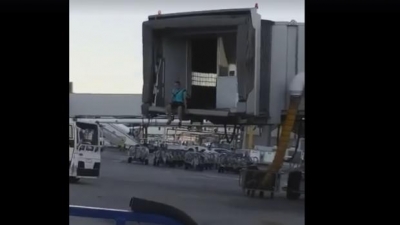 Un pasajero corre por la pista de Barajas para no perder su avi&oacute;n