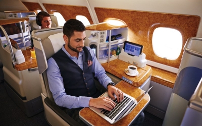 Emirates reacciona ante las restricciones de uso de port&aacute;tiles y tablets a bordo