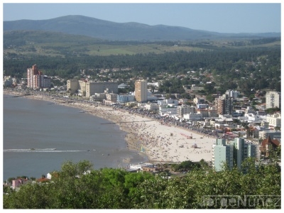  Sobrevolando la costa de Uruguay a unos 600 metros de altura, un comandante de Iberia se despide con un vuelo bajo en su &uacute;ltimo servicio