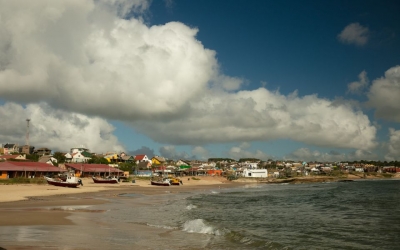 Punta del Diablo en Uruguay es la &uacute;ltima ciudad costera significativa antes de la frontera con Brasil.