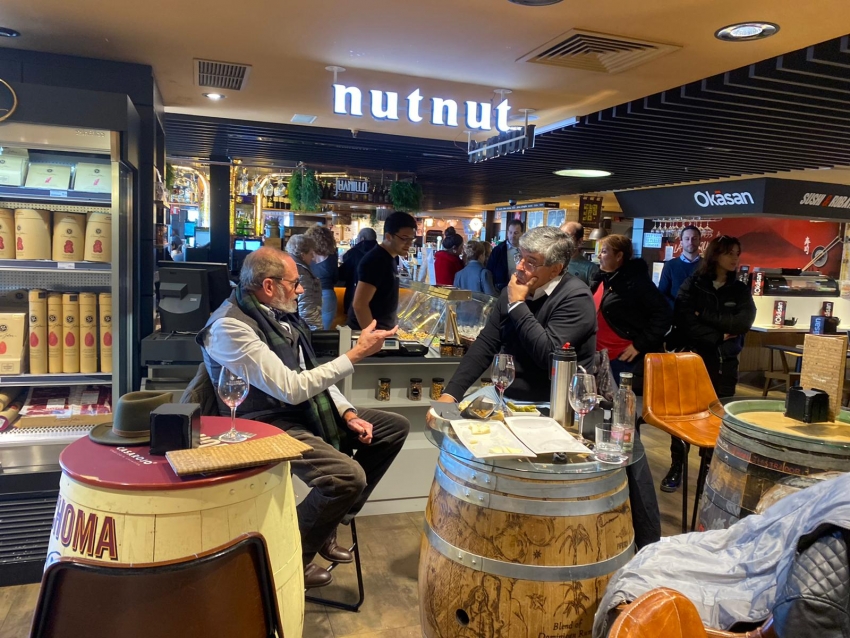  Como no podía ser de otra manera, estando en Madrid, encarando el nacimiento de un nuevo emprendimiento de periodismo turístico, teníamos que debatirlo en un entorno donde no faltasen los jamones ibéricos y un buen Rioja. No nos costó mucho encontrar el lugar ideal: se trata de Gourmet Experience, en el piso 9 de El Corte Inglés de Callao y Gran Vía. Lo que empieza bien debe terminar bien.