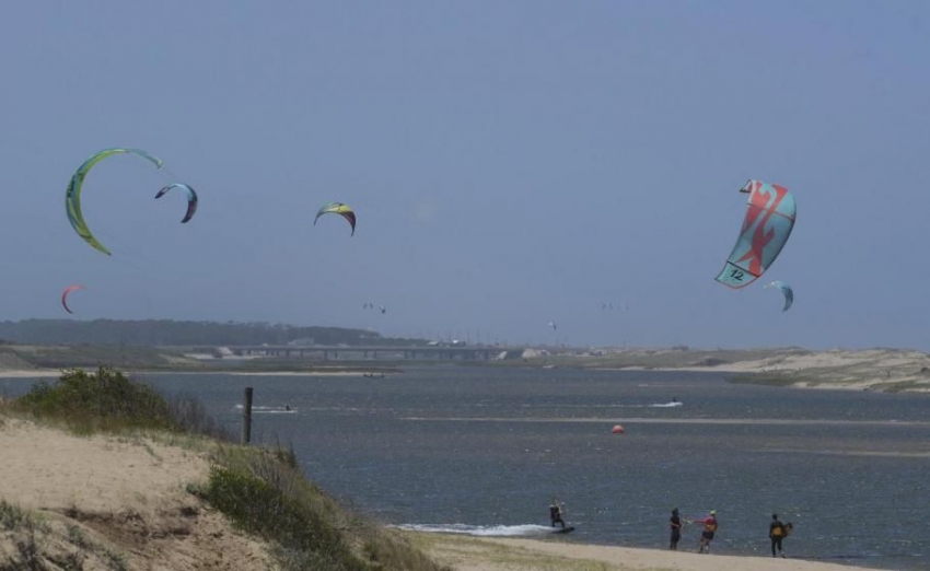 Un grupo de veraneantes practica Kitesurf en el brazo de Laguna Garz&oacute;n.