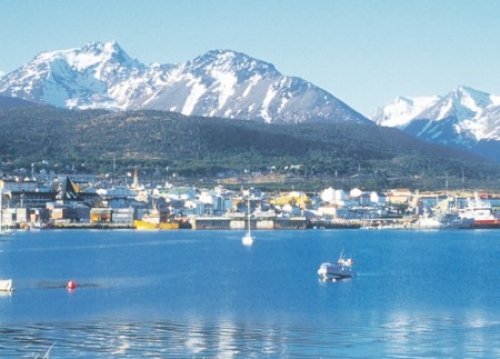 La ciudad de Ushuaia en verano, vista desde el Canal Beagle. Una de las postales m&aacute;s bellas que ofrece la Patagonia