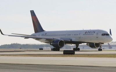 Un avión con estrellas de la NBA choca de frente con un ovni