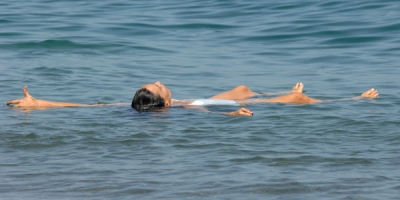 Hacerla en el agua no es necesario porque en ese elemento ya se le "vendi&oacute;" todo el pescado a Buqueb&uacute;s. Pero para los uruguayos es muy complejo y como no es posible hacer como el avestruz porque en el aire los pozos son peligrosos, inventamos la plancha...