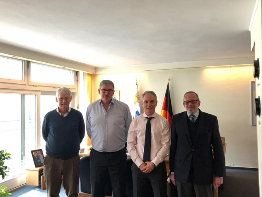Embajada del Uruguay en Berl&iacute;n, con este equipo salimos campeones